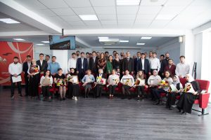 #Председатель правительства Дагестана А. Амирханов наградил сотрудников МФЦ.3