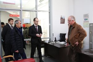 #Председатель правительства Дагестана А. Амирханов наградил сотрудников МФЦ.7