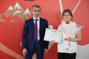 #Председатель правительства Дагестана А. Амирханов наградил сотрудников МФЦ.1