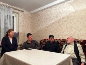 #Сотрудник МФЦ Дагестана поздравили ветерана ВОВ с Новым годом.6